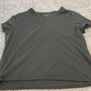 🟢10/$10 - Classic Green V-Neck Women's Top